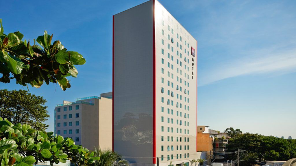 O Hotel Mercure Barra da Tijuca está localizado à beira-mar na famosa praia do Pepê. Com 136 quartos distribuídos em 2 categorias com a sua maioria com vista para o Mar ou Pedra da Gavea.
