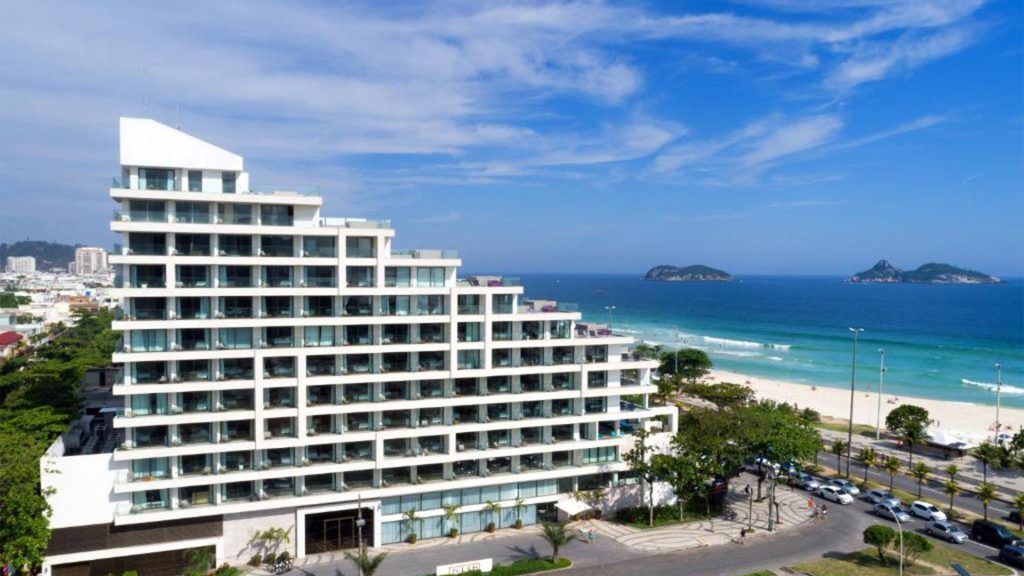Localizado na praia da Barra da Tijuca, próximo à praia do Pepê, o LSH By OWN é um dos hotéis mais elegantes do Rio de Janeiro. Todas as acomodações dispõem de varanda privativa espaçosa,